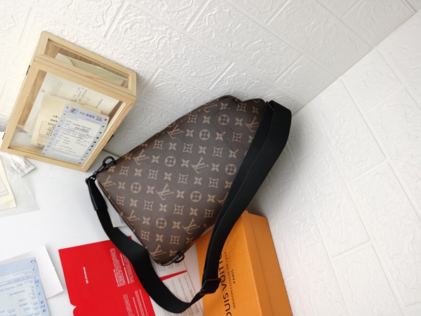 ルイヴィトンバッグ背面デザイン